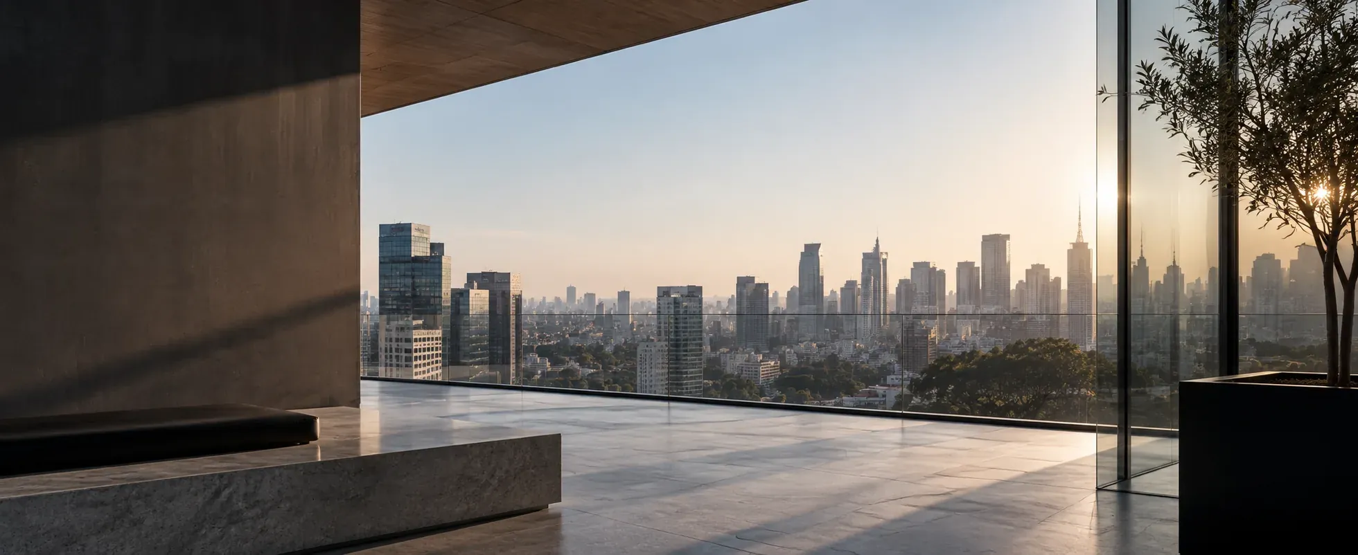 Terraço corporativo de alto padrão com vista para o skyline de São Paulo ao entardecer